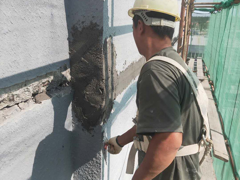 廠房外墻裝修：抹灰前基層表面的塵土，污垢，油漬等清zhi除干凈，并撒水濕潤。當(dāng)抹灰總厚度≥35mm時(shí)，采取加強(qiáng)措施。不同材料基體交接處表面的抹灰，應(yīng)采取防止開裂的加強(qiáng)措施。外墻抹灰工程施工前先安裝鋼木門窗框、護(hù)欄等，并應(yīng)將墻上的施工孔洞堵塞密實(shí)。室內(nèi)墻面，柱子面和門洞口的陰陽角應(yīng)做法應(yīng)符合設(shè)計(jì)要求。設(shè)計(jì)無要求時(shí)，采用1:2水泥砂漿做暗護(hù)角，其高度不低于2m，每側(cè)寬度不小于50mm。