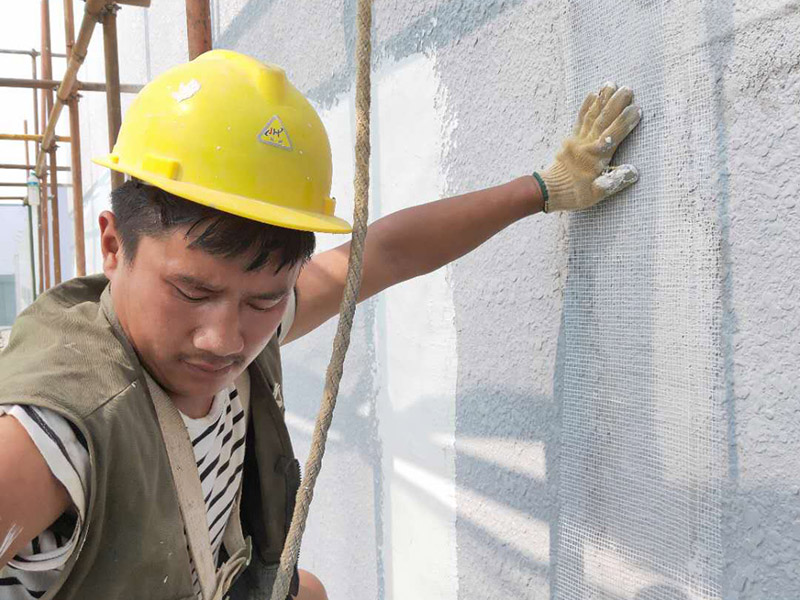 廠房外墻裝修：抹灰前基層表面的塵土，污垢，油漬等清zhi除干凈，并撒水濕潤。當(dāng)抹灰總厚度≥35mm時(shí)，采取加強(qiáng)措施。不同材料基體交接處表面的抹灰，應(yīng)采取防止開裂的加強(qiáng)措施。外墻抹灰工程施工前先安裝鋼木門窗框、護(hù)欄等，并應(yīng)將墻上的施工孔洞堵塞密實(shí)。室內(nèi)墻面，柱子面和門洞口的陰陽角應(yīng)做法應(yīng)符合設(shè)計(jì)要求。設(shè)計(jì)無要求時(shí)，采用1:2水泥砂漿做暗護(hù)角，其高度不低于2m，每側(cè)寬度不小于50mm。