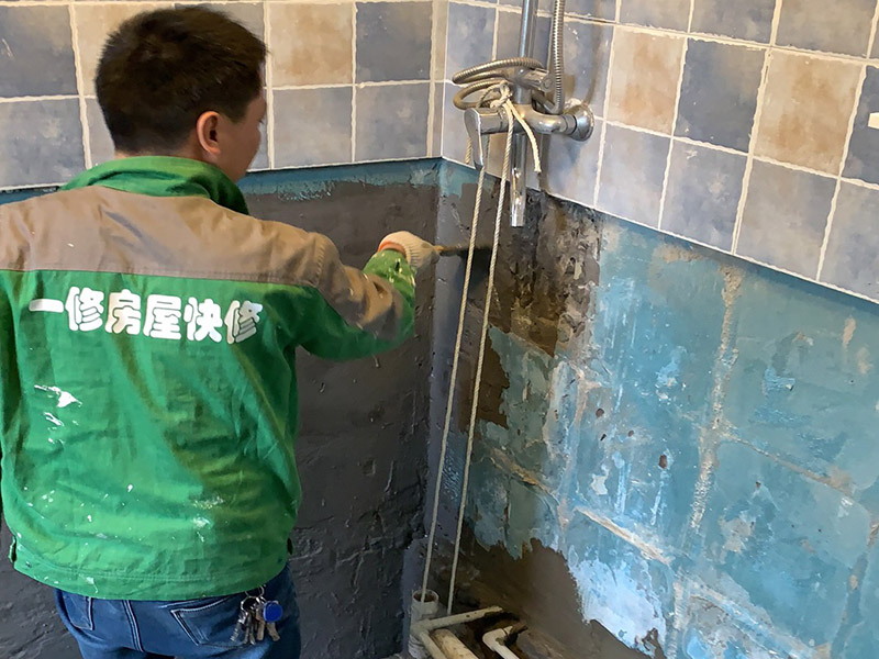 衛(wèi)生間墻地面防水：1.利用水泥砂漿水泥砂漿或豆石混凝土鋪平坡度。訣竅是：地漏附近坡度大，門口附近坡度小。 2.利用管根密封膏封嚴(yán)管線，管線要穿透樓板根部。刷防水涂料時可以貼1-2層玻璃絲布加強(qiáng)防水性。 3.墻壁表面打磨成干凈平光沒有顆粒灰塵，墻壁與地面的交接區(qū)域注意原角和坡角的設(shè)置。 4.聚氨酯防水涂膜由管根和墻角處開始進(jìn)行涂抹，在常溫下經(jīng)過4小時放干后，再大面積涂抹和刮刷。注意涂料總厚度大于1. 5毫米，不能有漏刮和鼓泡的不良現(xiàn)象。24小時后立面涂刷下一層，之后再以垂直的方向進(jìn)行二次涂刷。最后涂膜半固化，拋甩粗砂粒方便與水泥砂漿融合。 5.防水層的設(shè)置與具體區(qū)域有關(guān)。防水地面的防水層應(yīng)高出地面200寬，地面防水層應(yīng)超出衛(wèi)生間門口以外300寬。而又淋浴的衛(wèi)生間墻面防水層則應(yīng)設(shè)置為高出地面1800寬。 6.展開閉水實驗的時候，先完成防水工作再利用包立管方法。之后再局部進(jìn)行防水。閉水試驗也可為了避免破壞地面防水層而免做。