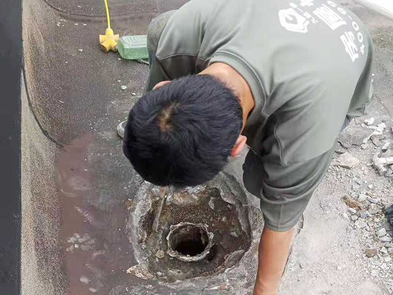 屋頂排水管疏通防水：屋頂排水不做好，不止是樓頂住戶遭殃哦，如果上面沒問題，就是整體防水層出問題了，結(jié)構(gòu)板阻水，水從薄弱的地方留出很正常，如果這里在下面堵了，會從別的地方出來。首先就先要將周邊清理干凈然后再電鉆疏通維修。