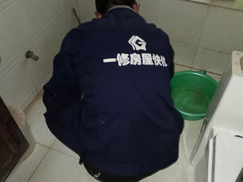 衛(wèi)生間滲水比較輕微，衛(wèi)生間不砸瓷磚做